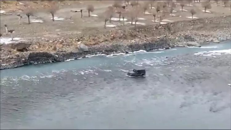 [Watch] Tourist Drives His Mahindra Thar SUV Through River To Not Get Trapped In Traffic Jam In Himachal Pradesh