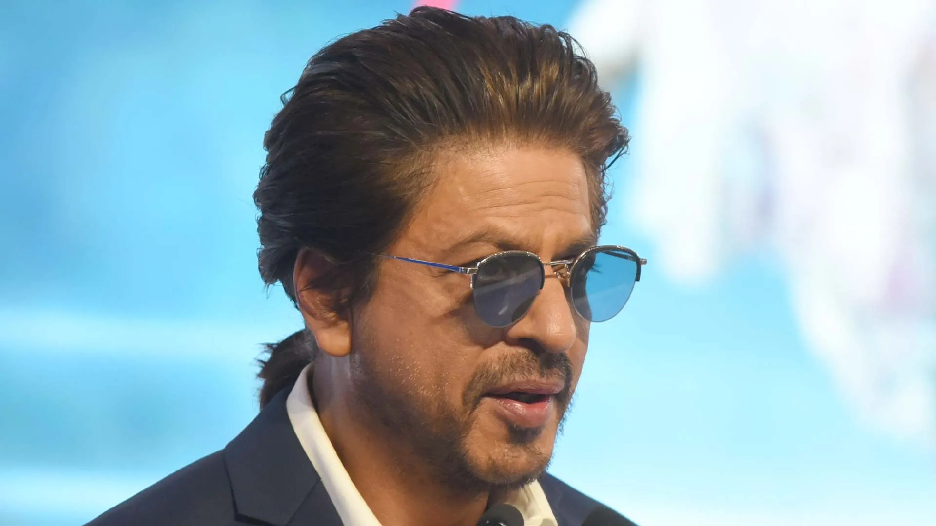 Shah Rukh Khan Gives A Perfect Reply To Mani Ratnam Who Asks Him To Buy A Plan To Work With Him